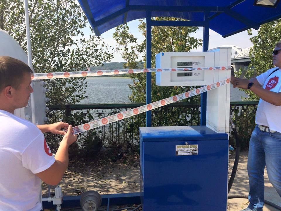 Активісти викрили незаконну газову заправку у Дарницькому районі столиці