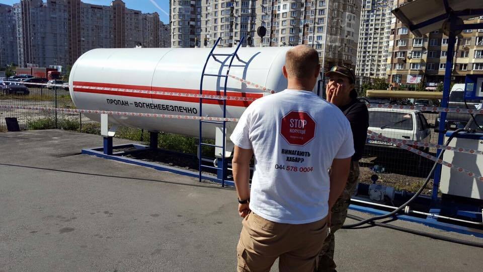 Активісти ''Стоп корупції'' перевірили газову заправку у Дарницькому районі столиці