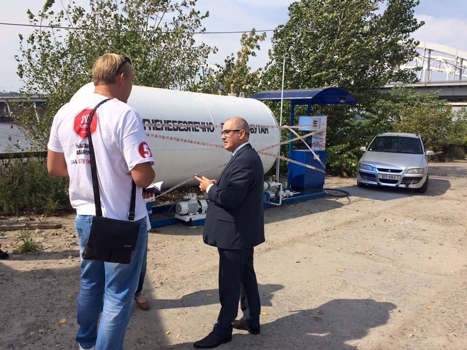 Активісти викрили незаконну газову заправку у Дарницькому районі столиці