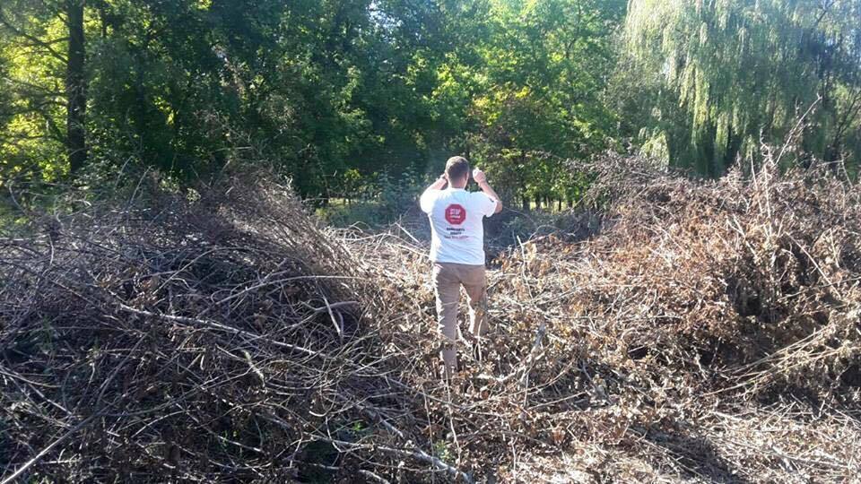 У Святогірську на Донеччині активісти викрили незаконне сміттєзвалище на пляжі