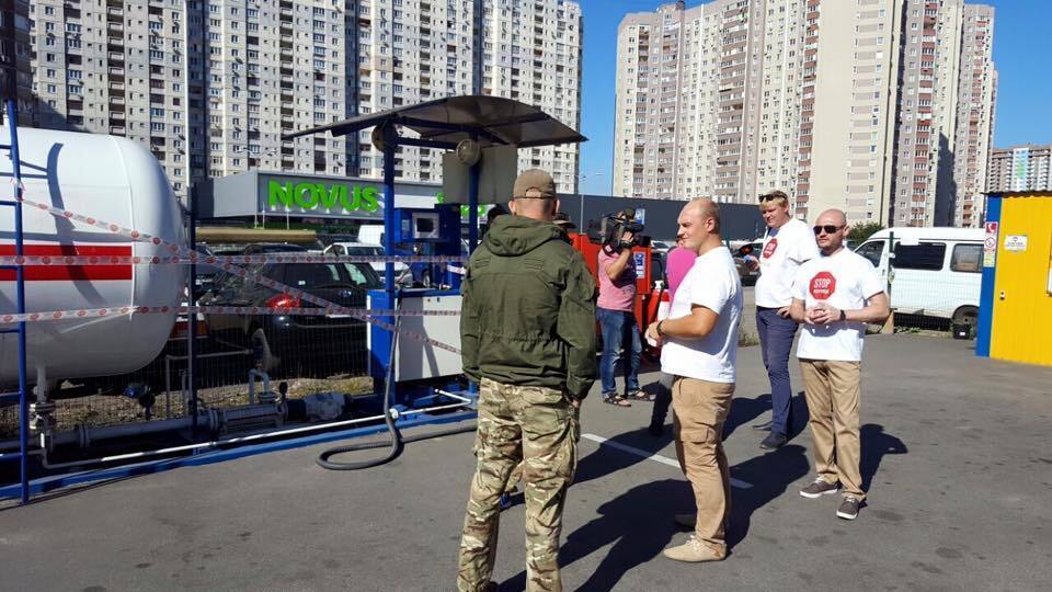 Активісти ''Стоп корупції'' перевірили газову заправку у Дарницькому районі столиці