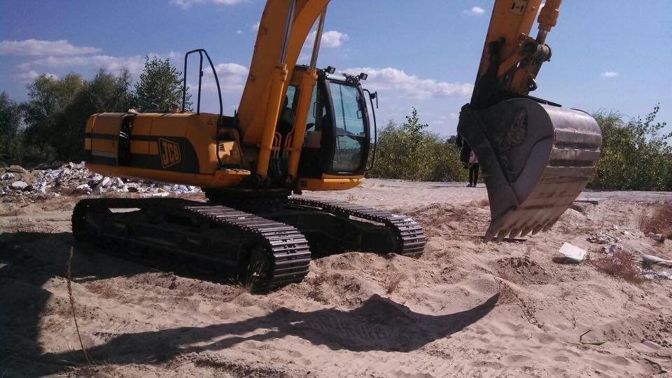 Машиніст, який нелегально вивозив пісок у Козині, намагався наїхати на активістів
