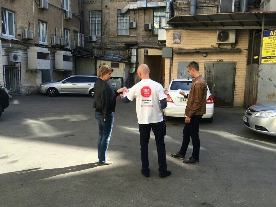 Під Печерським судом активісти закликали киян дізнатися про свої права