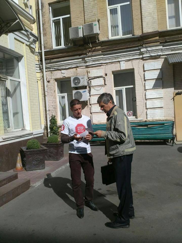 Під Печерським судом активісти закликали киян дізнатися про свої права