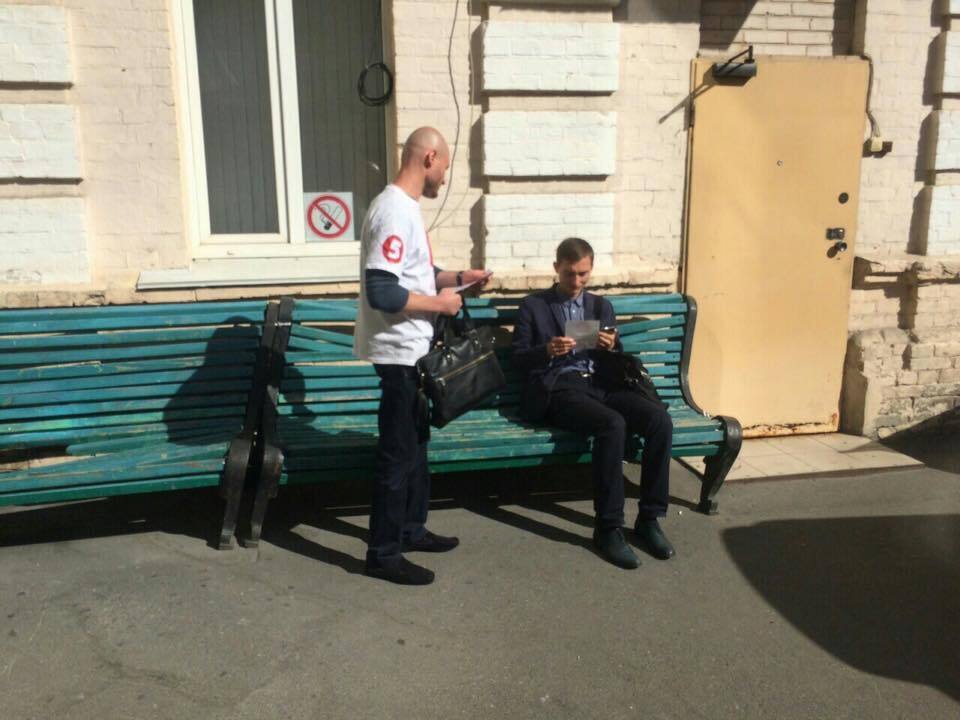 Під Печерським судом активісти закликали киян дізнатися про свої права