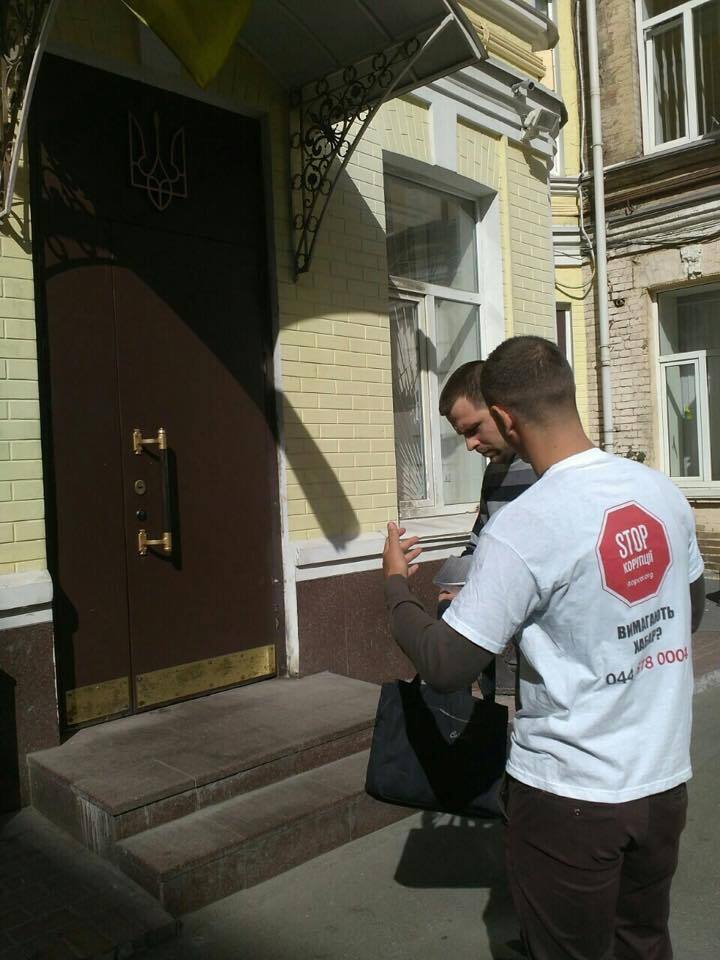 Під Печерським судом активісти закликали киян дізнатися про свої права