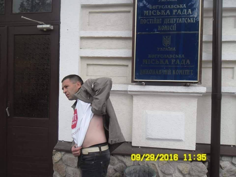 У Богуславі депутати міськради побили громадського активіста за спробу відзняти суперечку за землю