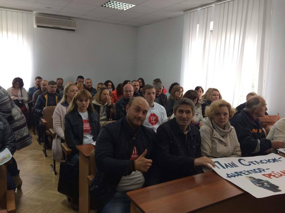 Активісти спонукали голову Дніпровської РДА переглянути рішення щодо реорганізації двох шкіл у районі