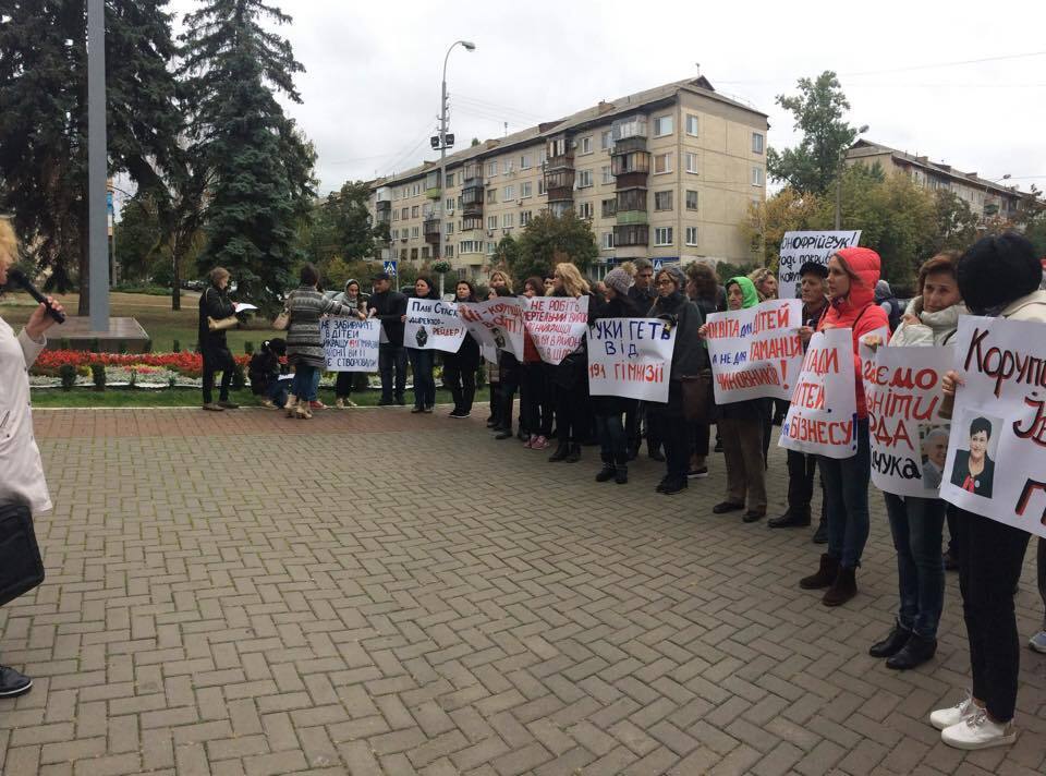 Активісти спонукали голову Дніпровської РДА переглянути рішення щодо реорганізації двох шкіл у районі