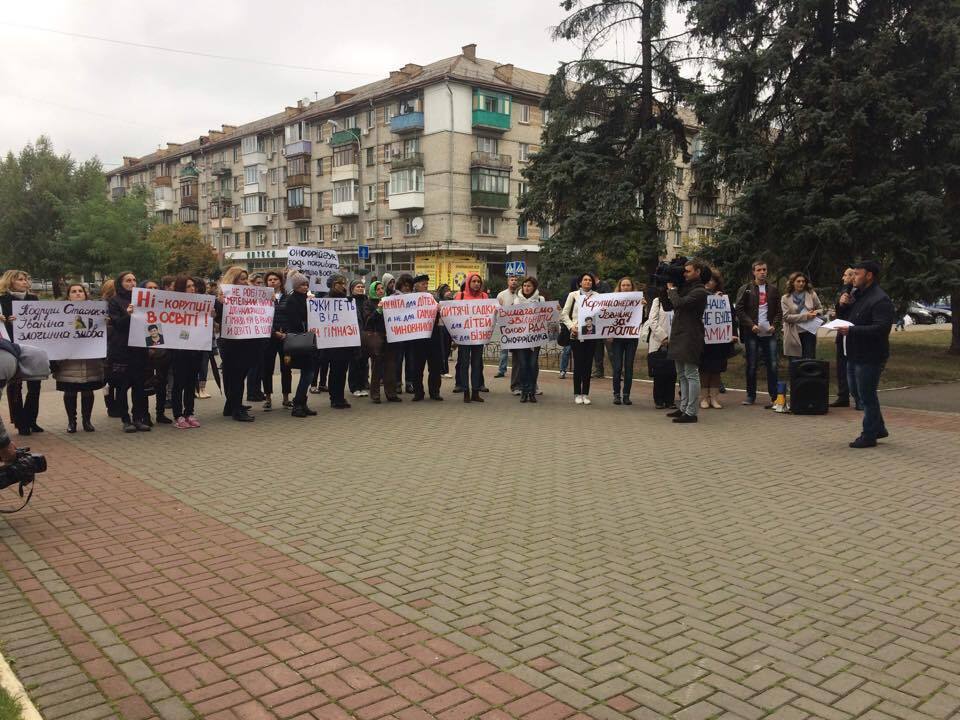 Активісти спонукали голову Дніпровської РДА переглянути рішення щодо реорганізації двох шкіл у районі