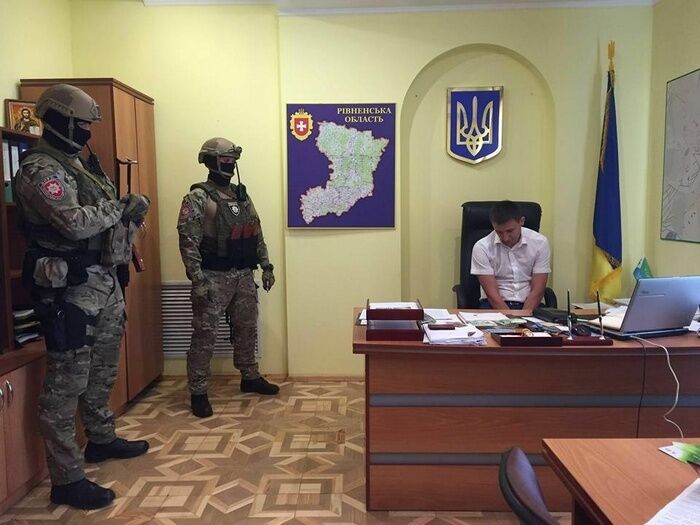 Чому на Поліссі ведеться марна боротьба з копачами бурштину