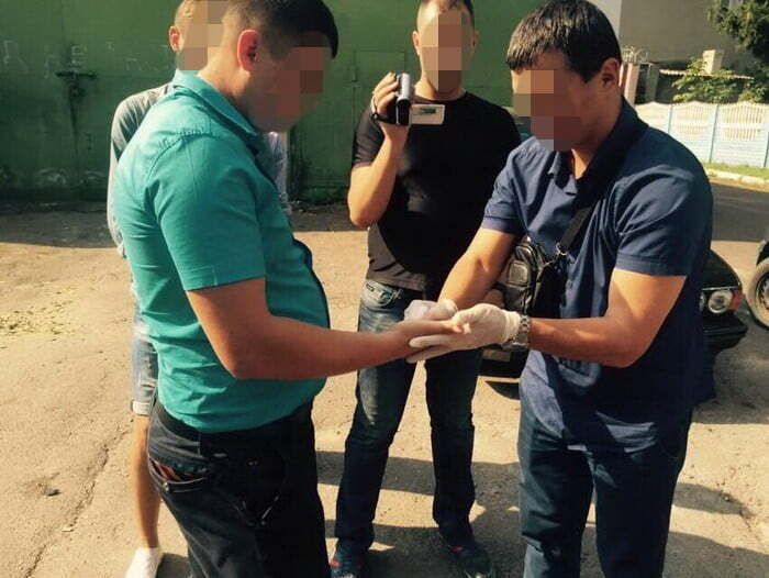 На Волині поліцейський систематично тероризував громадян хабарами