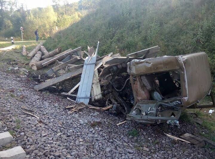 З'явилися кадри з місця зіткнення поїзда і вантажівки неподалік від Львова