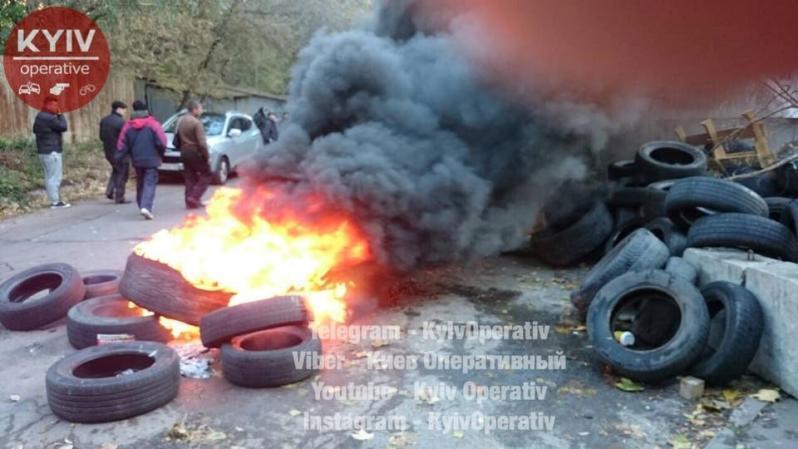 Шини горять: в Києві назрів серйозний конфлікт із забудовниками – кадри