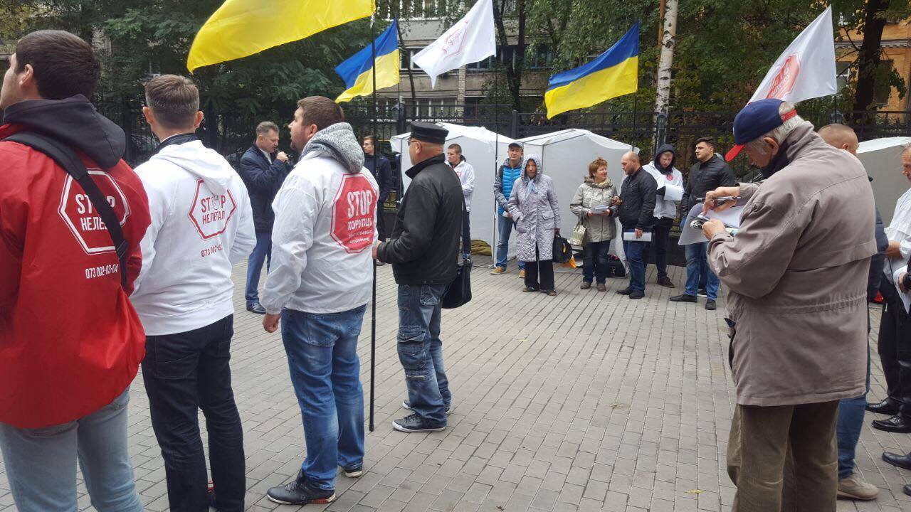 ''СтопКор'' пікетував офіс компанії бізнесмена Колесника, причетної до рейдерського захоплення агропідприємства ''Троянівське'' на Житомирщині