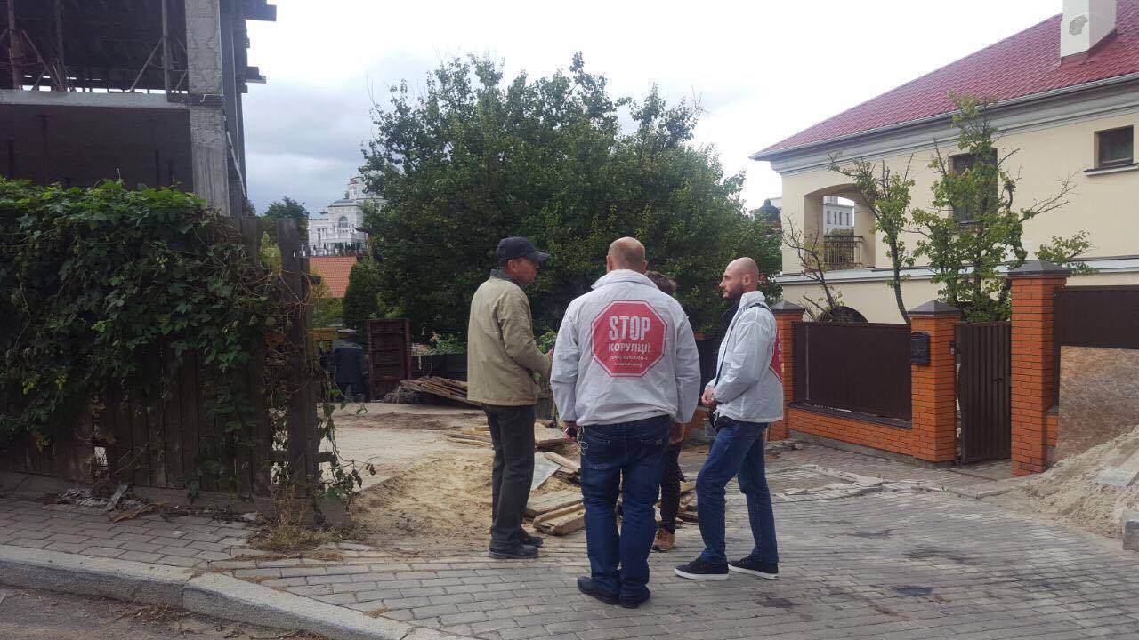 Після втручання ''СтопКору'' поліція помітила незаконне будівництво у буферній зоні лаври у Києві