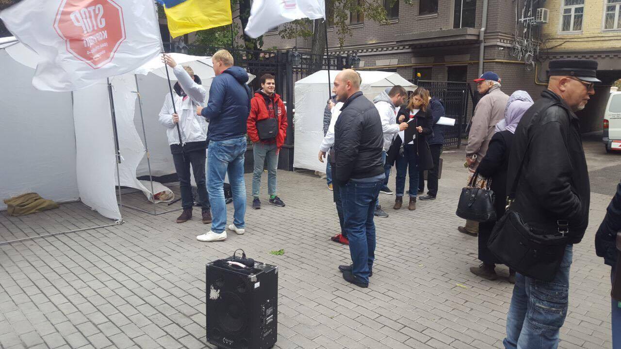 ''СтопКор'' пікетував офіс компанії бізнесмена Колесника, причетної до рейдерського захоплення агропідприємства ''Троянівське'' на Житомирщині
