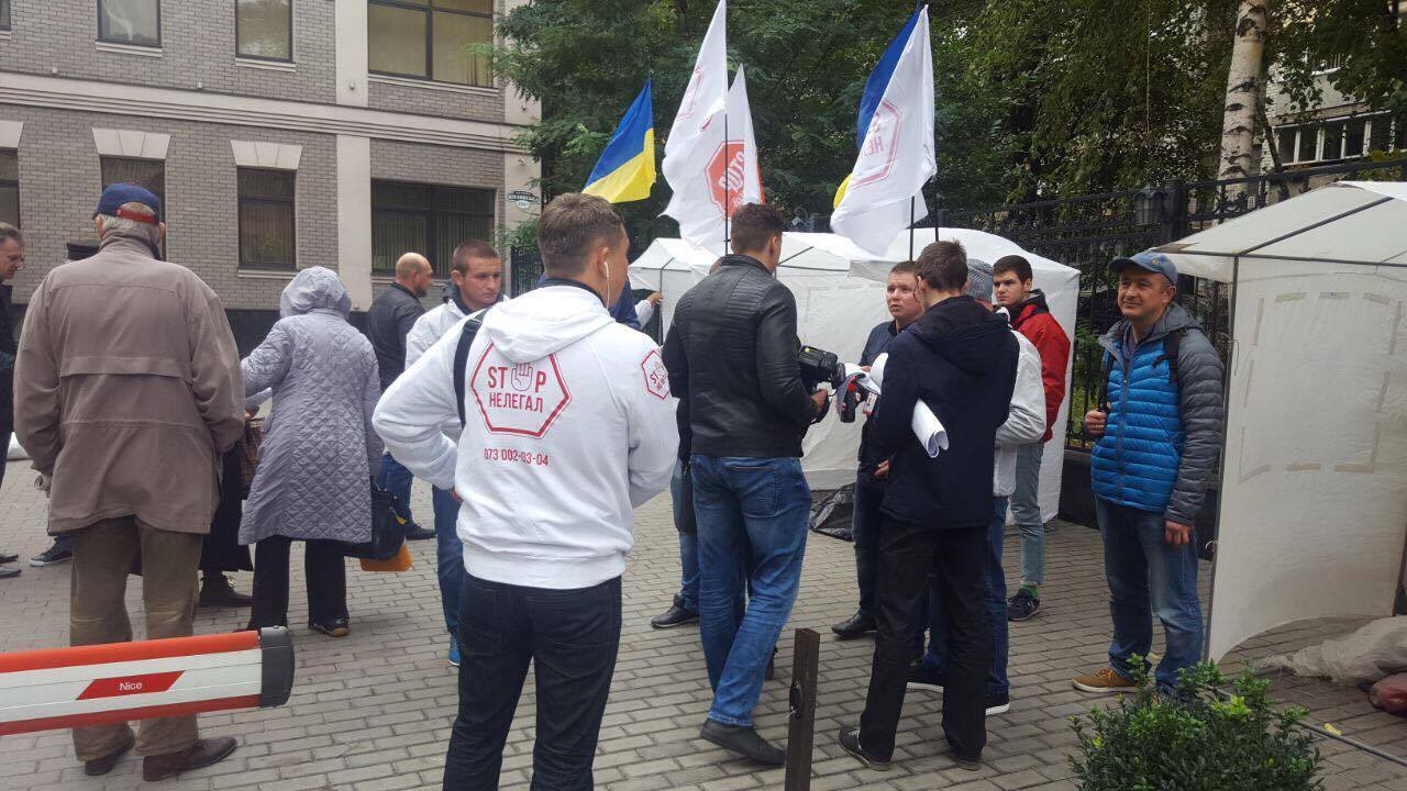 ''СтопКор'' пікетував офіс компанії бізнесмена Колесника, причетної до рейдерського захоплення агропідприємства ''Троянівське'' на Житомирщині
