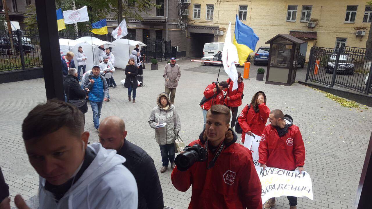 ''СтопКор'' пікетував офіс компанії бізнесмена Колесника, причетної до рейдерського захоплення агропідприємства ''Троянівське'' на Житомирщині