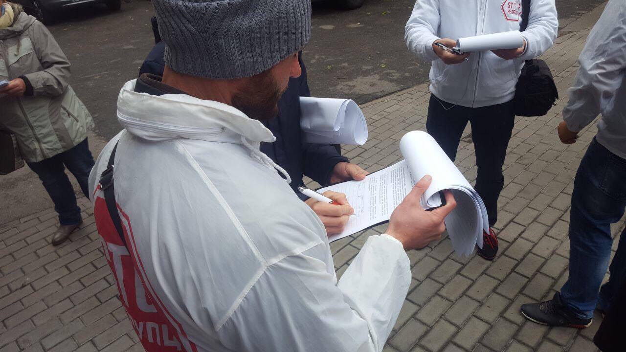 ''СтопКор'' пікетував офіс компанії бізнесмена Колесника, причетної до рейдерського захоплення агропідприємства ''Троянівське'' на Житомирщині
