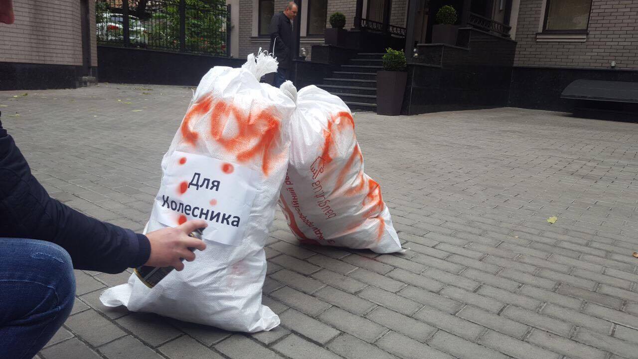 ''СтопКор'' пікетував офіс компанії бізнесмена Колесника, причетної до рейдерського захоплення агропідприємства ''Троянівське'' на Житомирщині