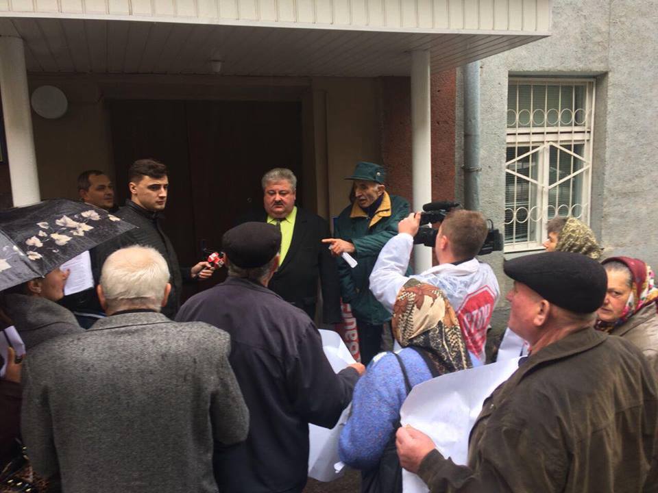 ''СтопКор'' передав мішок із соєю виконувачу обов'язків голови Апеляційного суду Рівненщини за справу про рейдерство на агропідприємстві