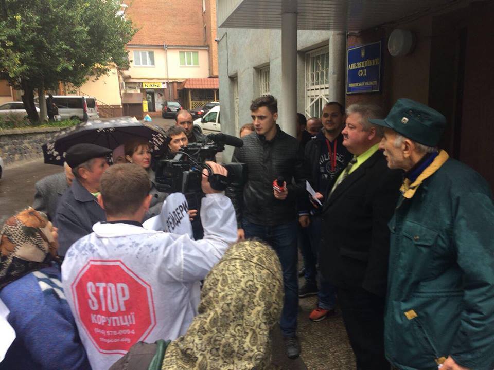 ''СтопКор'' передав мішок із соєю виконувачу обов'язків голови Апеляційного суду Рівненщини за справу про рейдерство на агропідприємстві