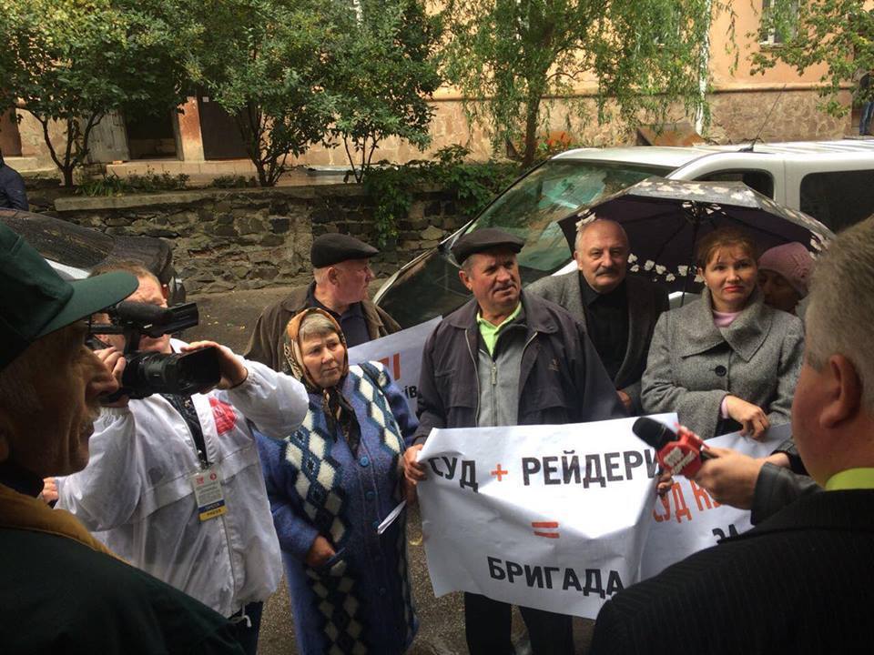 ''СтопКор'' передав мішок із соєю виконувачу обов'язків голови Апеляційного суду Рівненщини за справу про рейдерство на агропідприємстві