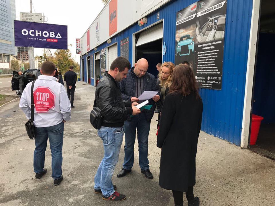 ''СтопКор'' провів перевірку столичної автомийки через можливі викиди фосфатів у річку Либідь