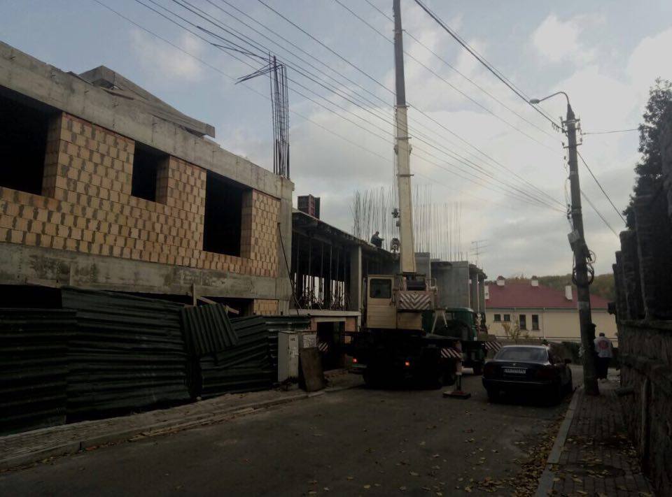 Представники незаконного будівництва на Редутній у Києві перегородили дорогу активістам ''СтопКору'' краном