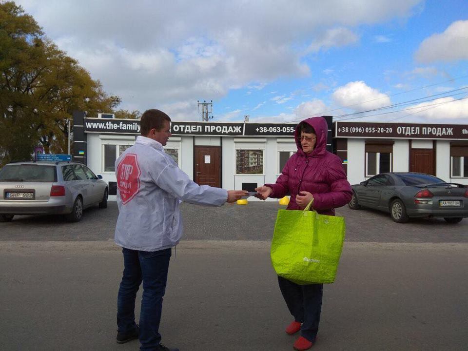 ''СтопКор'' провів чергову акцію протесту під відділом продажів нелегального ЖК у Гатному