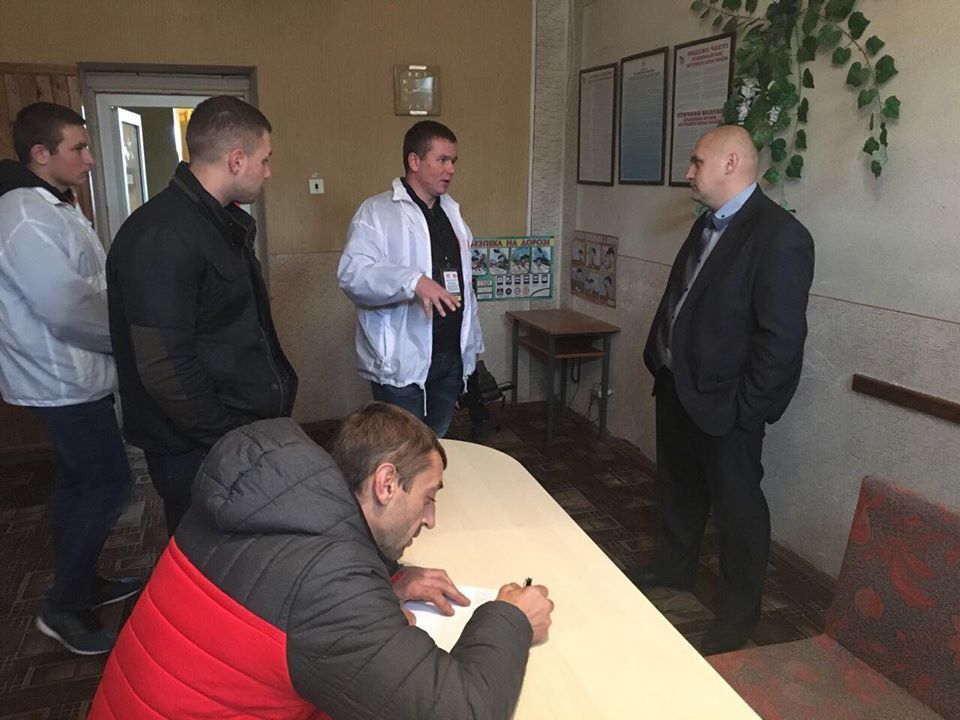 Слідчий, який перешкоджав збору врожаю на Житомирщині, втік від ''СтопКору''