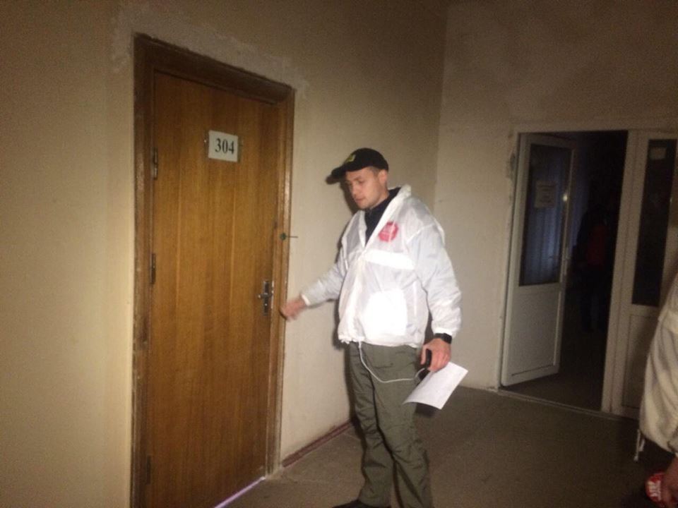 Слідчий, який перешкоджав збору врожаю на Житомирщині, втік від ''СтопКору''