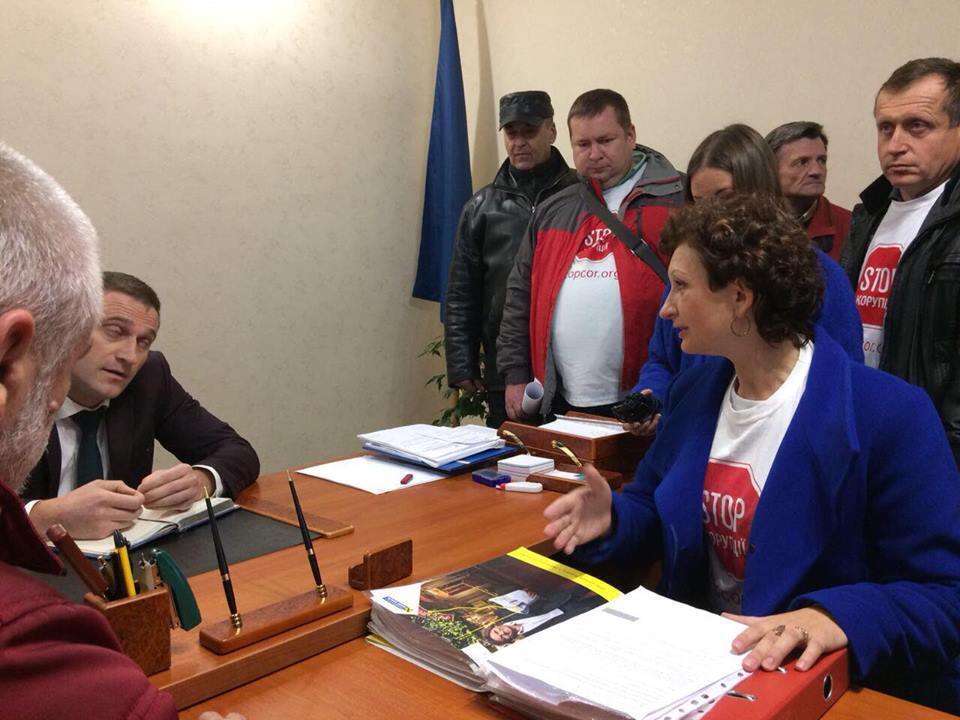 Команда ''Стоп корупції'' з усієї України почала антикорупційний рейд в Умані (ОНОВЛЮЄТЬСЯ)