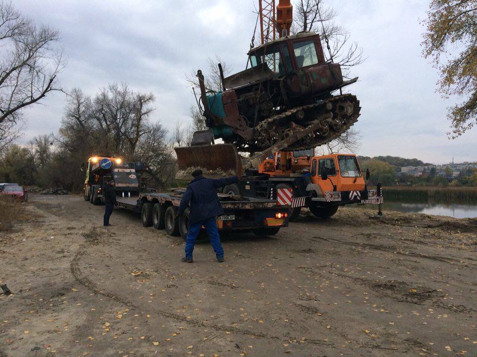 ''СтопКор'' слідкує за демонтажем та конфіскацією техніки піщаних нелегалів з озера Миколайчик у Києві