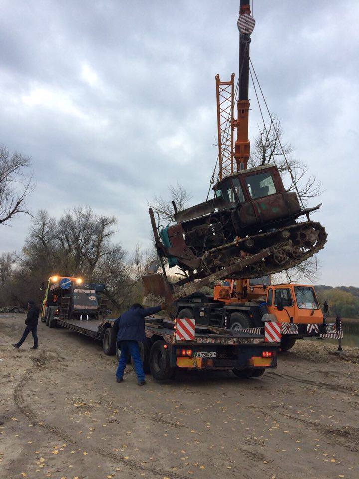 ''СтопКор'' слідкує за демонтажем та конфіскацією техніки піщаних нелегалів з озера Миколайчик у Києві