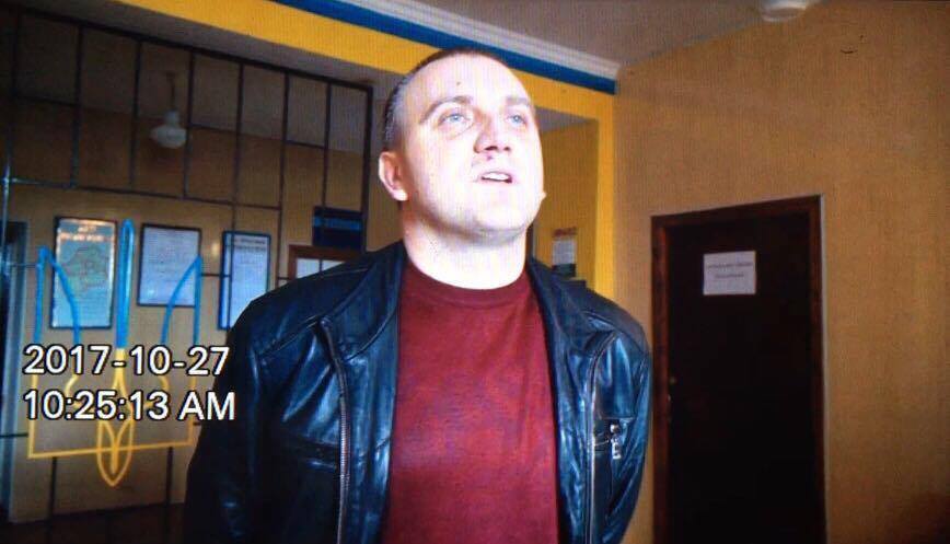 Слідчий, який перешкоджав збору врожаю на Житомирщині, втік від ''СтопКору''