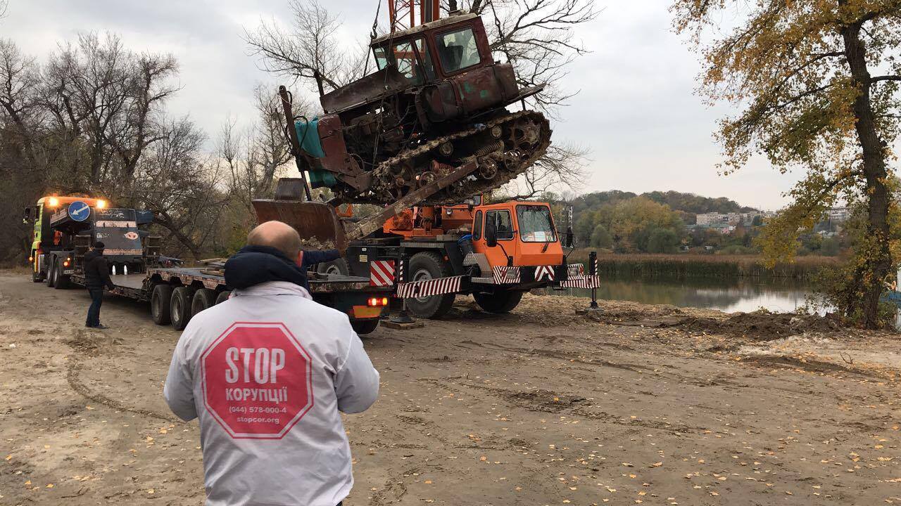 ''СтопКор'' слідкує за демонтажем та конфіскацією техніки піщаних нелегалів з озера Миколайчик у Києві