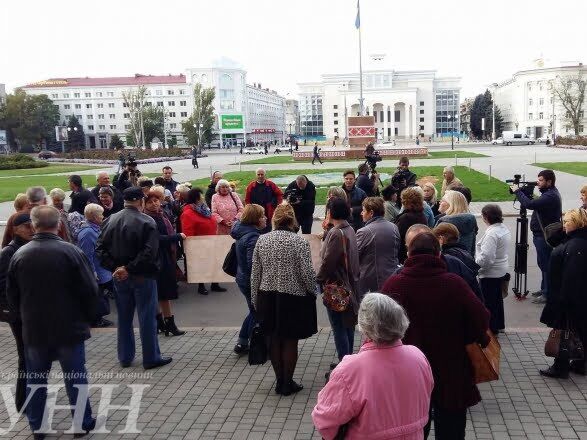 Обурені мешканці Херсона перекрили дорогу через проблему заборгованості по субсидіях