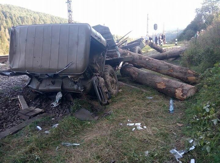 З'явилися кадри з місця зіткнення поїзда і вантажівки неподалік від Львова