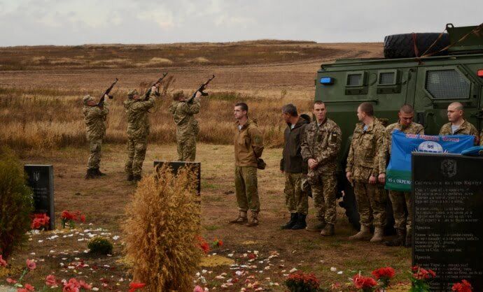 На горі Карачун в честь кривавих подій 2014 року поставили меморіальну плиту