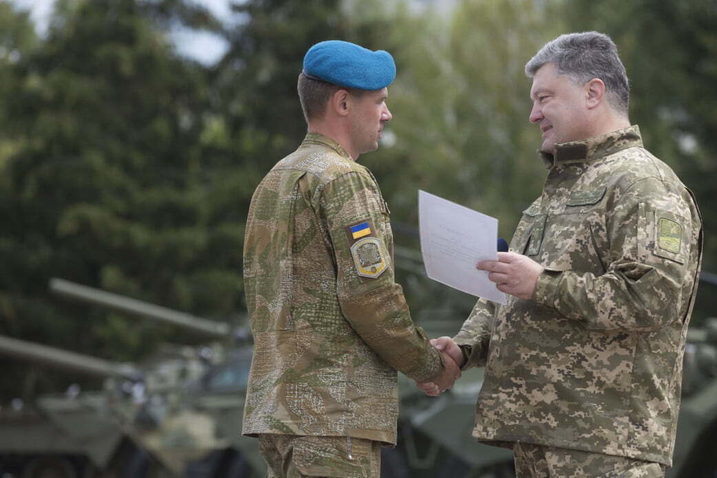 Петро Порошенко в Чернігові вручив ключі від квартир військовослужбовцям ЗСУ