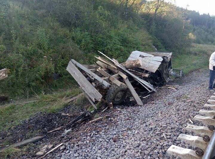 З'явилися кадри з місця зіткнення поїзда і вантажівки неподалік від Львова