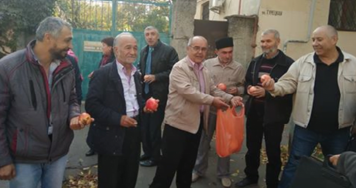 У Сімферополі кримські татари влаштували мирний протест біля ''Центрального районного суду''