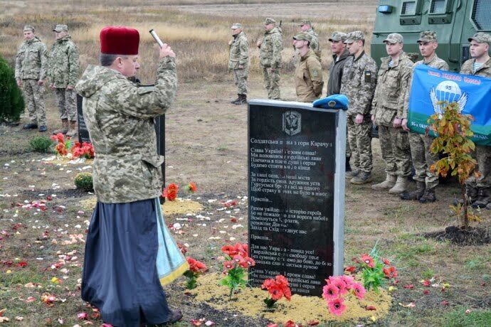 На горі Карачун в честь кривавих подій 2014 року поставили меморіальну плиту