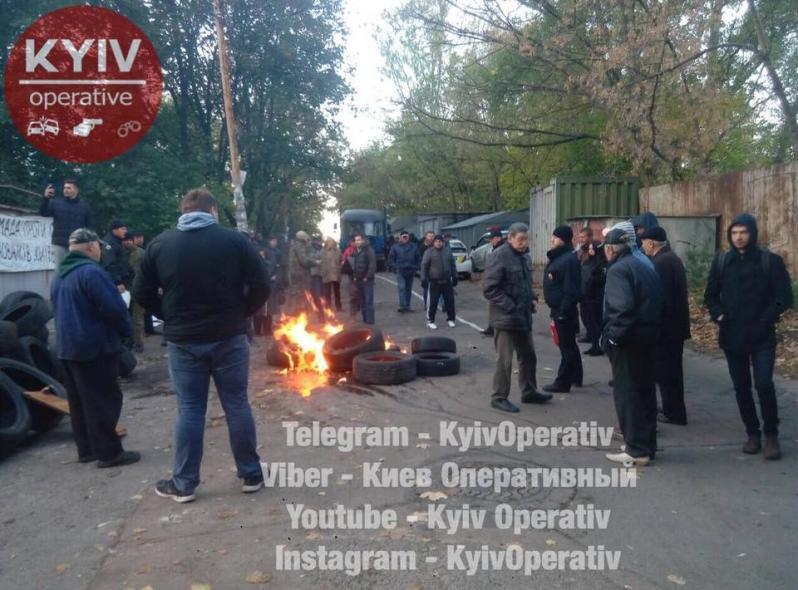 Шини горять: в Києві назрів серйозний конфлікт із забудовниками – кадри