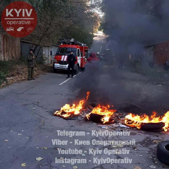 Шини горять: в Києві назрів серйозний конфлікт із забудовниками – кадри