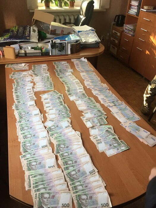 СБУ викрила на хабарах двох посадовців у районі проведення АТО