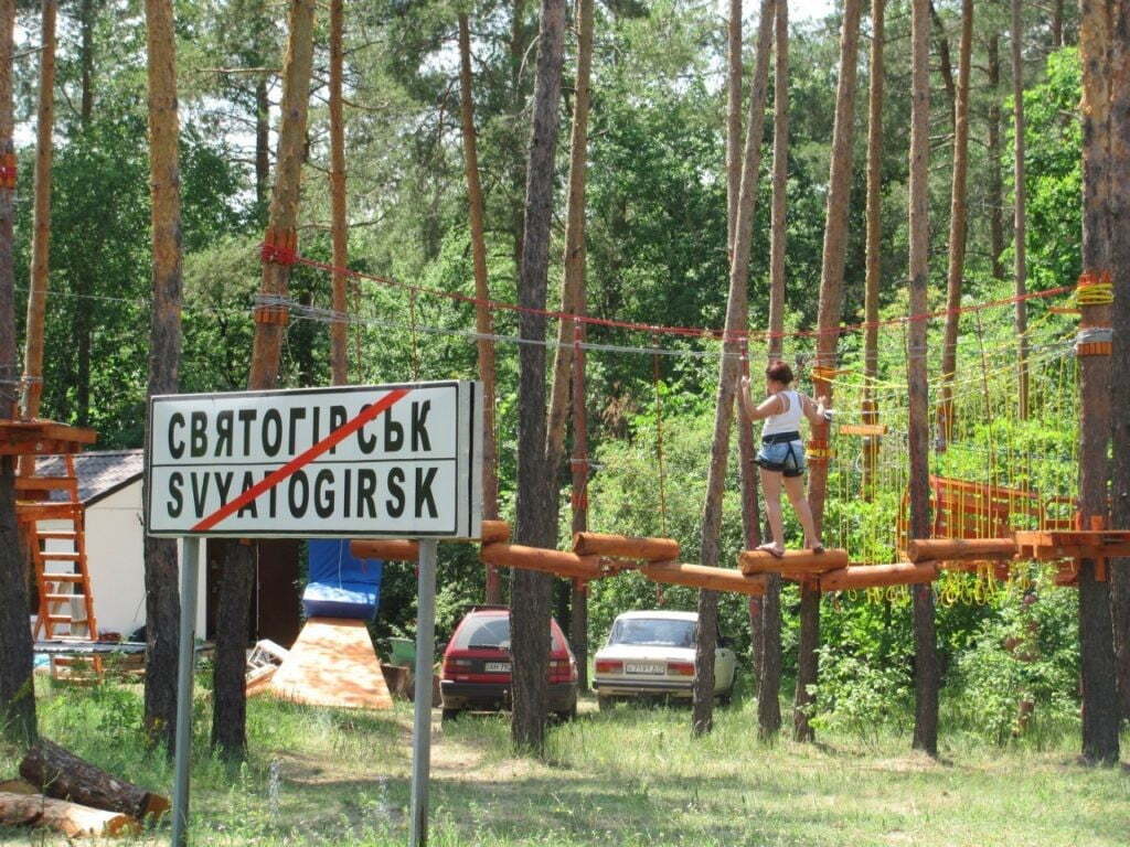 За даними ''СтопКору'', у Святогірську міські чиновники відібрали бізнес у місцевого підприємця та волонтера