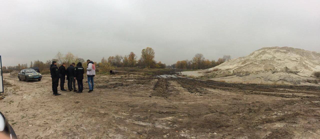 ''СтопКор'' разом зі слідчим водної поліції зафіксував незаконний видобуток піску у селищі Погреби Київської області